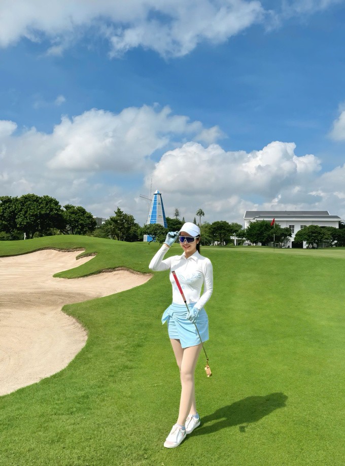 Trong chuyến nghỉ dưỡng cùng gia đình, Jennifer Phạm cũng tranh thủ đi tập golf. Bà mẹ ba con chọn phong cách tiểu thư với tông xanh mint điệu đà.