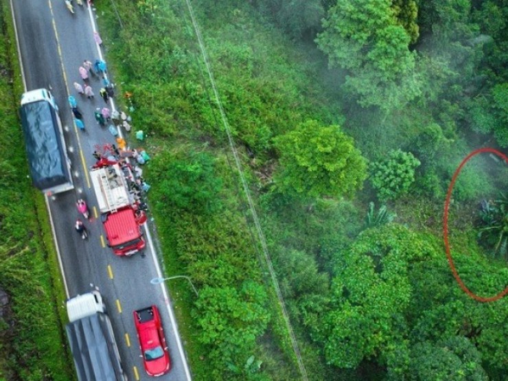 Ô tô rơi vực đèo Bảo Lộc, 2 người thương vong