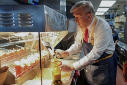 Ông Trump bất ngờ đến làm ở cửa hàng McDonald, chiên khoai tây, bán đồ ăn nhanh