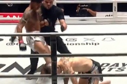 Sững sờ võ sĩ Thái Lan tung cú đá knock-out đối thủ đang bất tỉnh