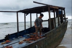 'Tàu ma' có chữ nước ngoài trôi dạt vào bờ biển Quảng Trị