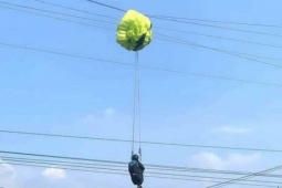 Người đàn ông mắc kẹt trên đường điện cao thế khi đáp dù lượn ở Hòa Bình