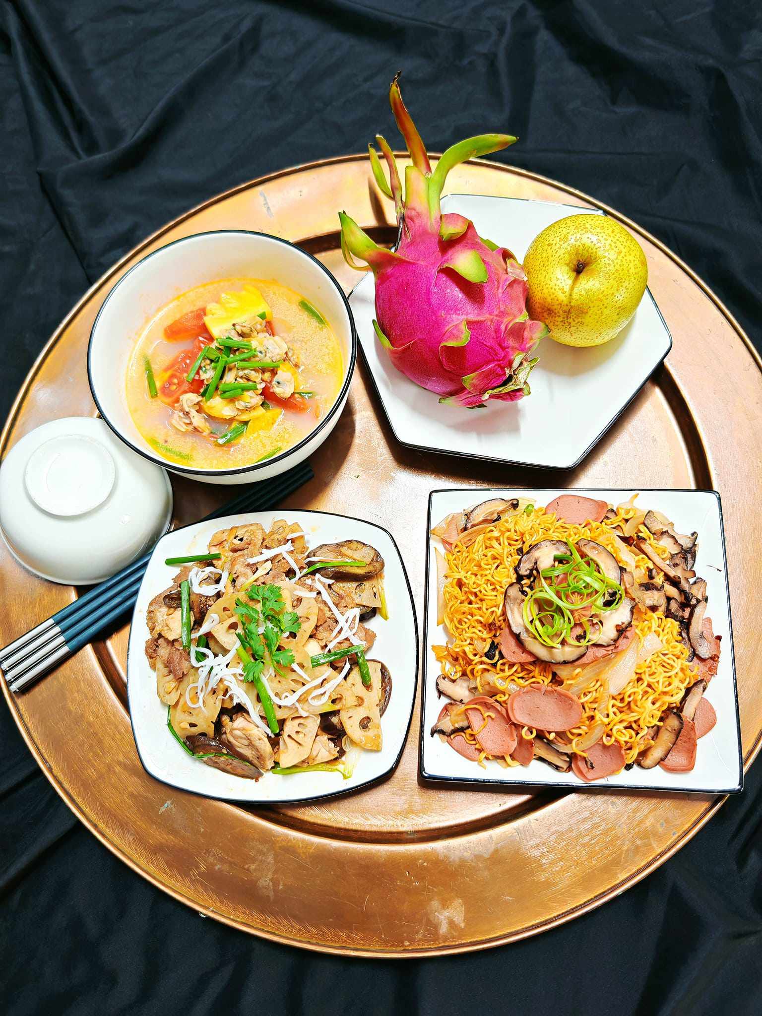 &nbsp;Nộm thịt bò ngó sen cà tím, mì xào nấm, canh ngao chua. Tráng miệng: lê, thanh long