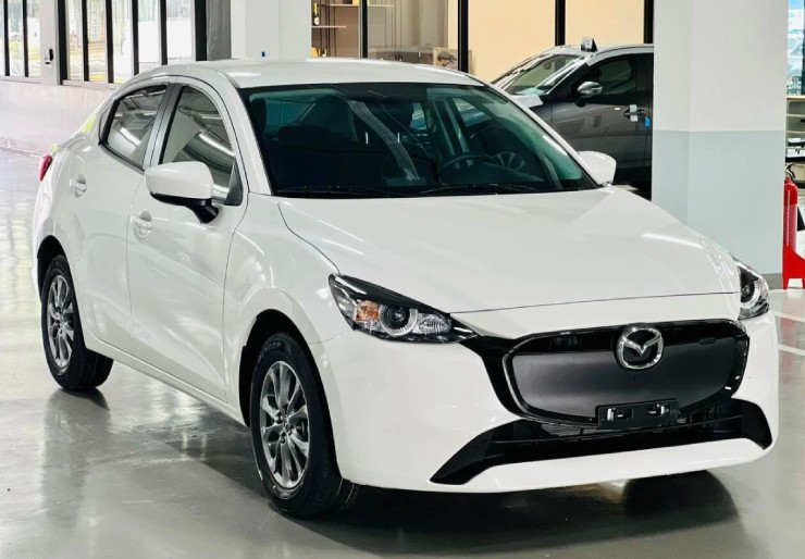 3. Mazda 2 là dòng sedan nhập khẩu, được phân phối với 3 phiên bản khác nhau, có giá đề xuất từ 408-508 triệu đồng. Ngoại hình Mazda 2 đẹp mắt được thiết kế theo triết lý “Car As Art – Xe là nghệ thuật”. Sức mạnh xe đến từ loại động cơ Skyactiv-G 1.5L, đạt công suất tối đa 110 mã lực và mô-men xoắn cực đại 144 Nm. Mức tiêu thụ nhiên liệu của Mazda 2 trung bình từ 4,76-6,49 L/100 km, tùy vào điều kiện đường đi.