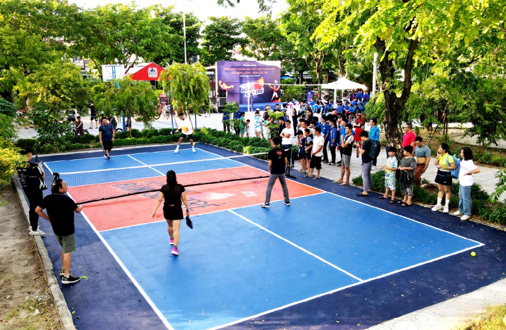 Các bạn trẻ Đà Nẵng hào hứng tập thử môn pickleball tại sân chơi mới.
