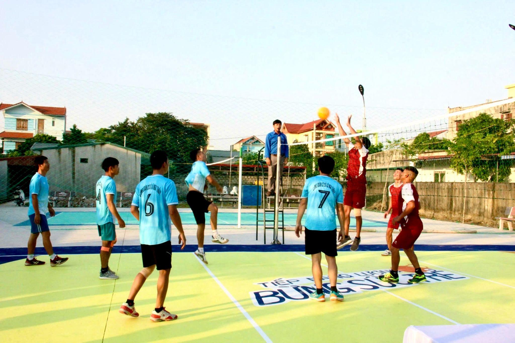 Các thanh niên tại Thanh Hóa hăng say tập bóng rổ tại sân chơi mới.