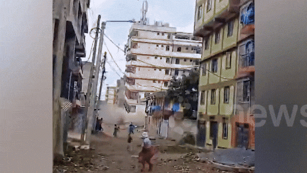 Khoảnh khắc tòa nhà chung cư bất ngờ đổ sập.