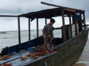 Tin tức trong ngày - 'Tàu ma' có chữ nước ngoài trôi dạt vào bờ biển Quảng Trị