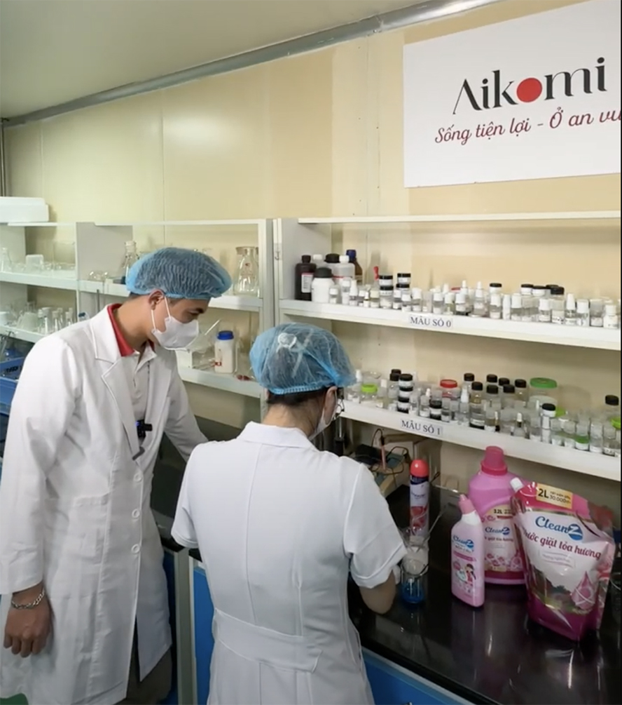 Điểm dừng chân đầu tiên của đoàn là Phòng Nghiên cứu và Phát triển (R&amp;D) - trái tim sáng tạo của nhà máy.