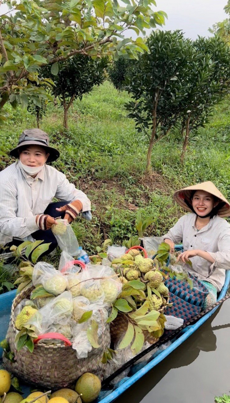 Thuyên được mẹ chồng chèo xuồng đưa đi chợ 