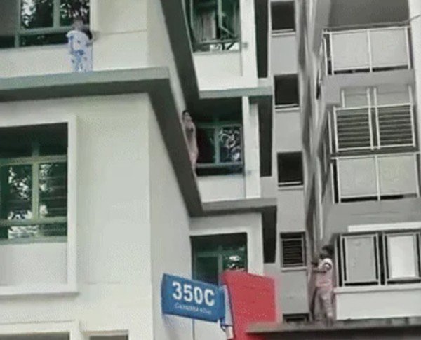 Nhìn bé trai đứng ở vị trí thế này thì chắc chắn ai cũng hoảng hốt. Ảnh: Complaint Singapore.