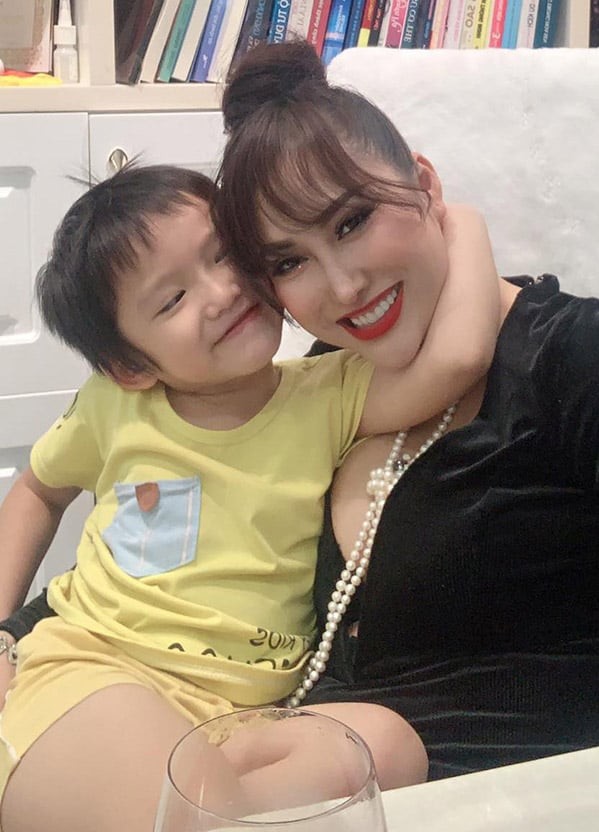 Phi Thanh Vân và con trai Tấn Đức.