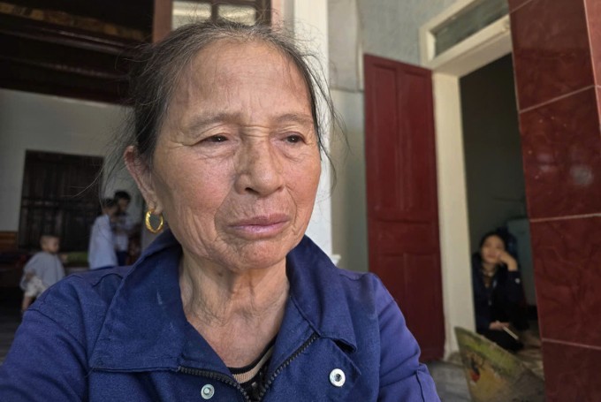 Bà Nguyễn Thị Mơi thất thần khi đứng trước nguy cơ mất tiền. Ảnh: Hùng Lê