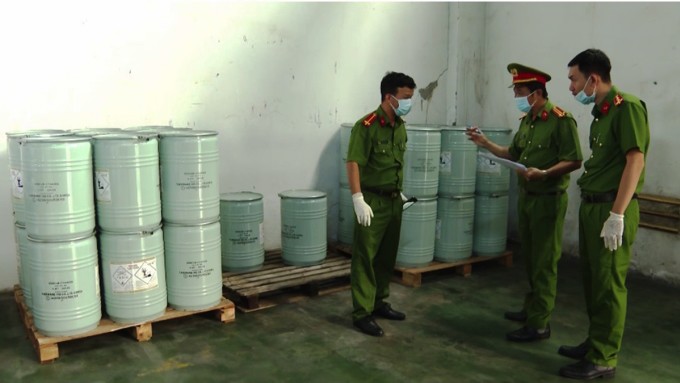 Cảnh sát khám xét kho xyanua. Ảnh: Công an cung cấp