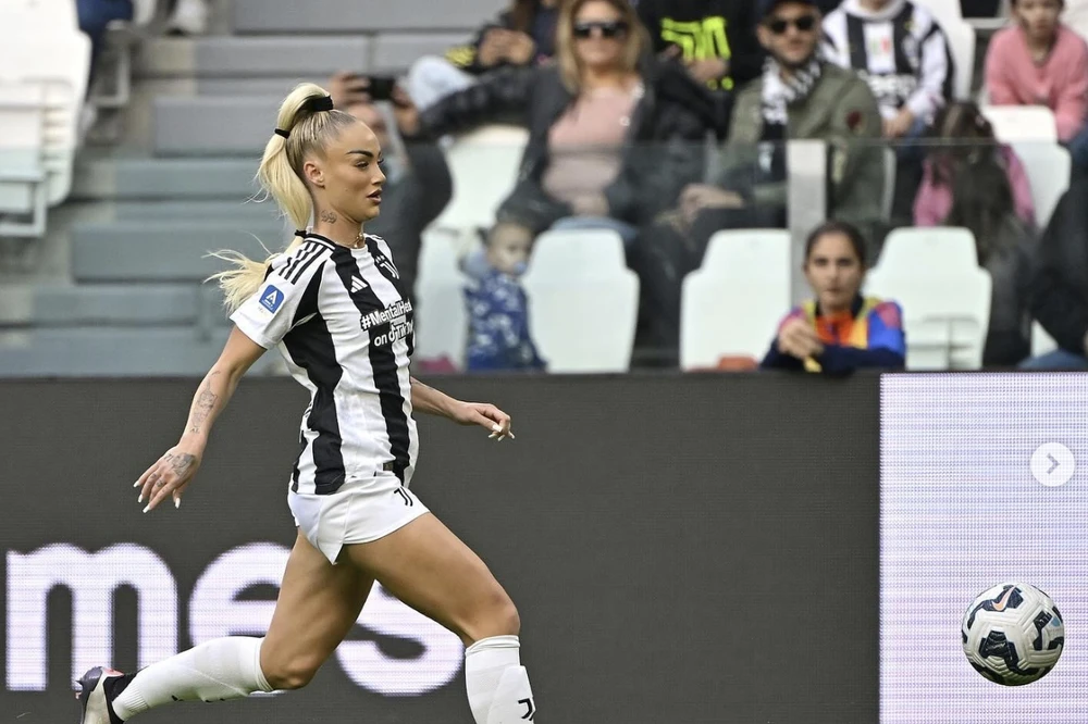 Alisha Lehmann trong màu áo đội nữ Juventus.