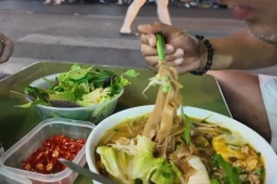 Vị khách ngồi vỉa hè Hà Nội, ăn một món, khen 'ngon hàng đầu Việt Nam'