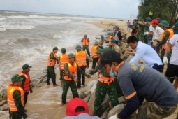 Tin tức trong ngày - Bờ biển sạt lở dữ dội, lãnh đạo Thừa Thiên Huế chỉ đạo khẩn