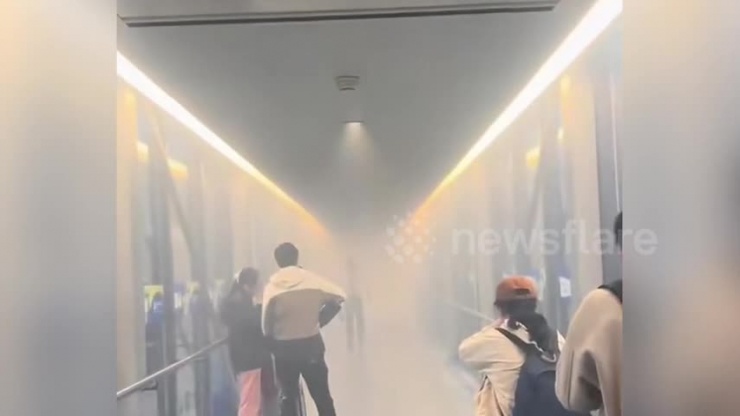 Sạc dự phòng bốc cháy gây ra tình trạng hỗn loạn và lo lắng cho hành khách tại sân bay.