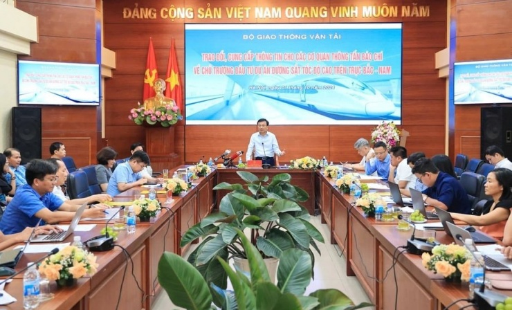 Thứ trưởng Bộ GTVT Nguyễn Danh Huy trả lời báo chí về dự án đường sắt tốc độ cao Bắc- Nam hôm 1/10. Ảnh: N.H