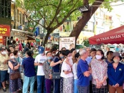 Kinh doanh - Xếp hàng dài chầu chực cả ngày chờ tiệm vàng mở cửa bất thình lình