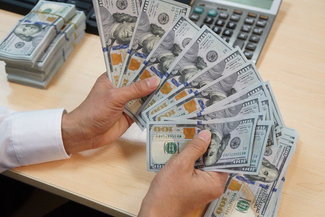 Giá USD trong ngân hàng và trên thị trường tự do cùng tăng mạnh