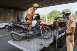 Tin tức trong ngày - Bộ Công an đề xuất tịch thu xe máy với lỗi buông cả hai tay, 'bốc đầu'