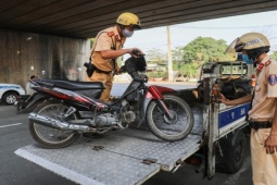 Bộ Công an đề xuất tịch thu xe máy với lỗi buông cả hai tay, 'bốc đầu'