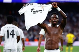 Bóng đá - Vinicius ghi hat-trick sánh vai Ronaldo &quot;béo&quot; ở Cúp C1, muốn ở lại Real mãi mãi