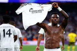 Bóng đá - Vinicius ghi hat-trick sánh vai Ronaldo &quot;béo&quot; ở Cúp C1, muốn ở lại Real mãi mãi