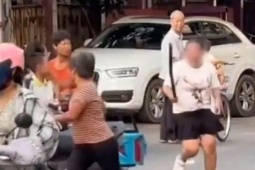 Bạn trẻ - Cuộc sống - Bị chửi vì hỏi giá nhưng không mua, cô gái cầm gậy rượt đánh người bán