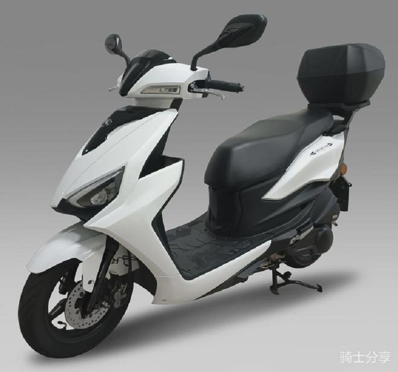 Kymco CK125 có hai phiên bản tiêu chuẩn và có cốp sau.