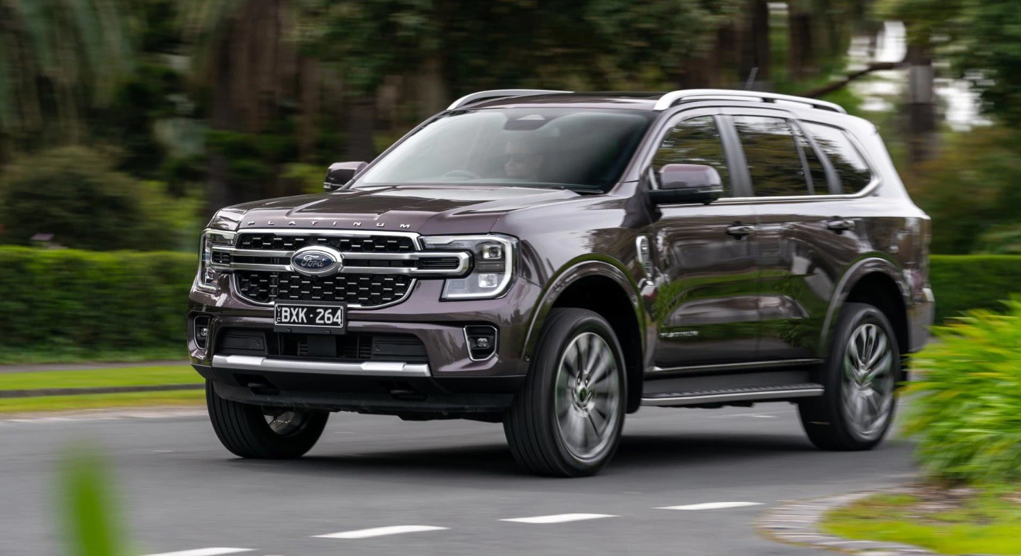 Ford Everest vượt trội về trang bị an toàn.