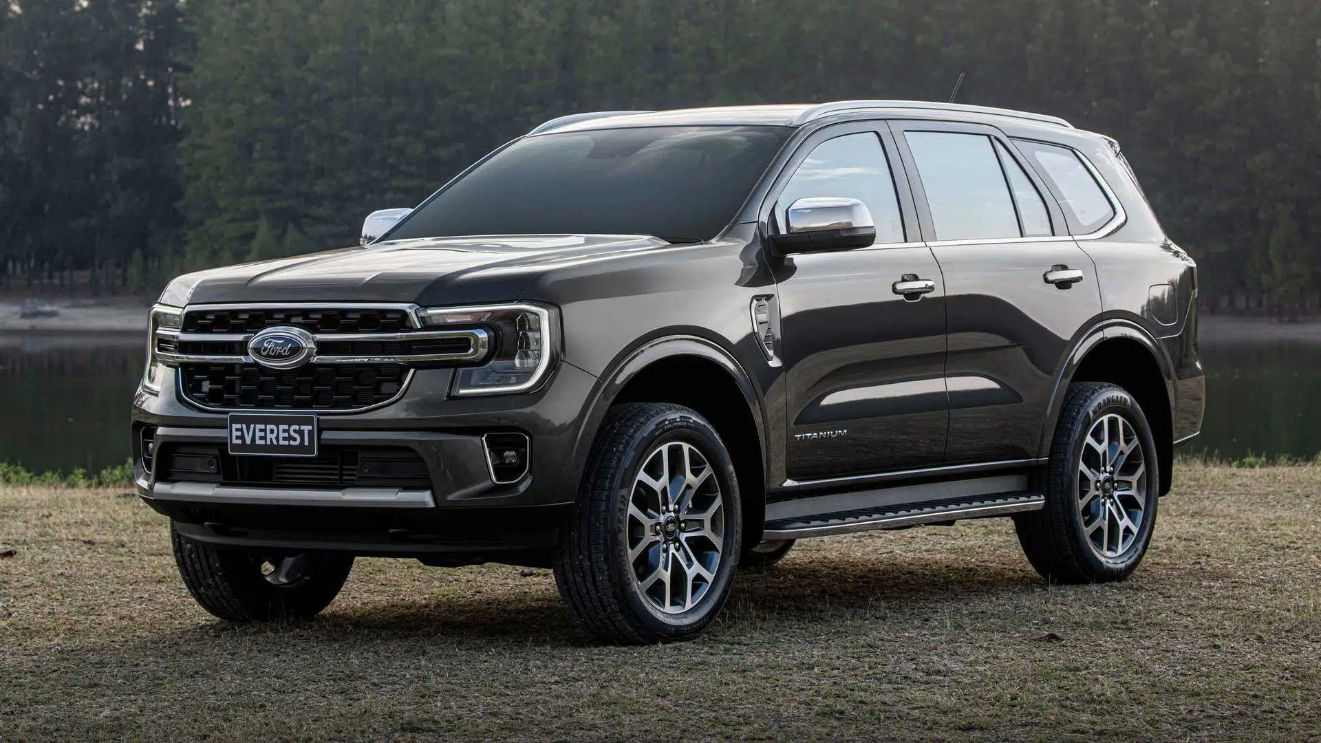 Ford Everest có thiết kế mạnh mẽ, góc cạnh.