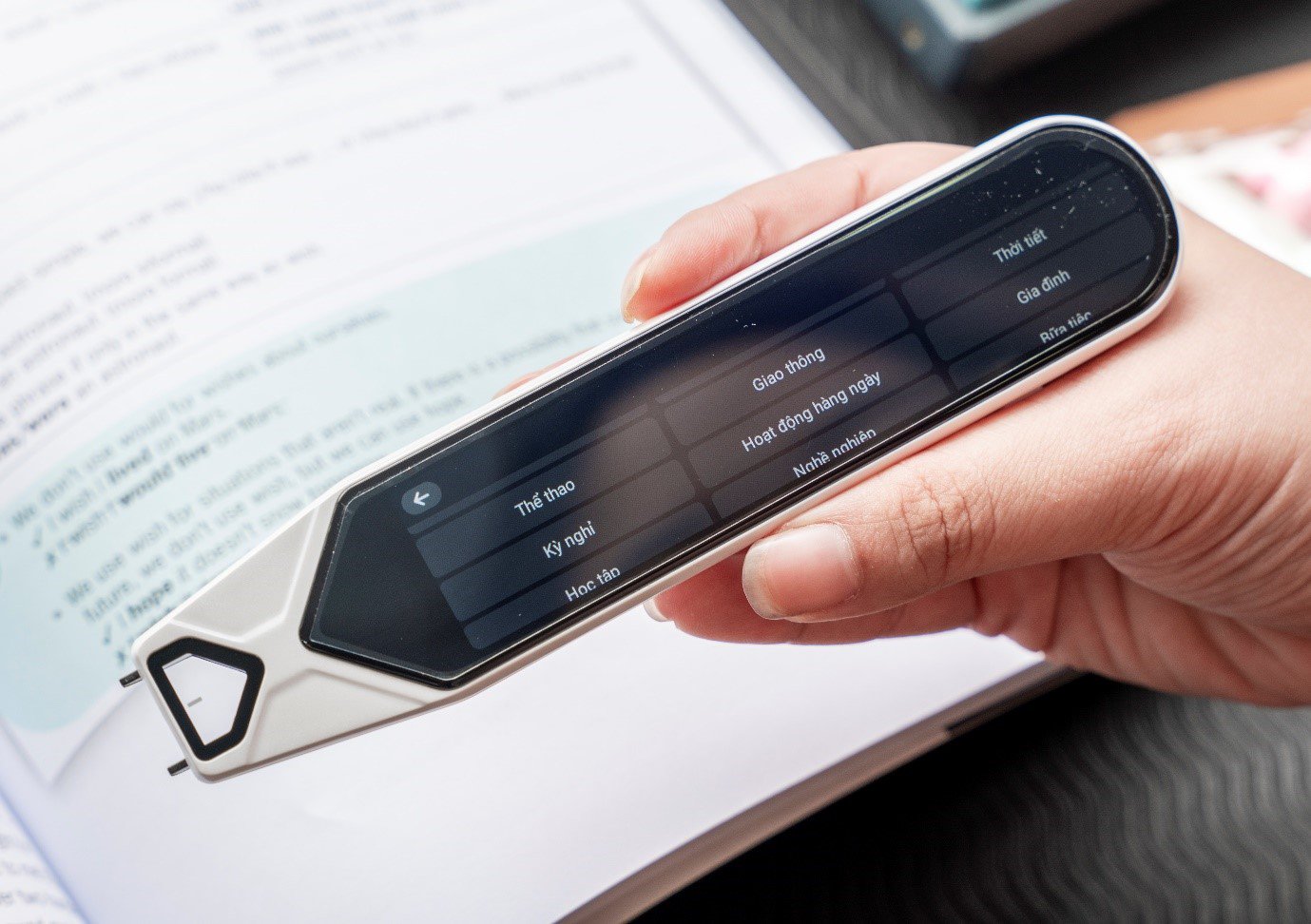 Tính năng học giao tiếp tiếng Anh trên bút ngoại ngữ MC08 (Ảnh: MCBooks)