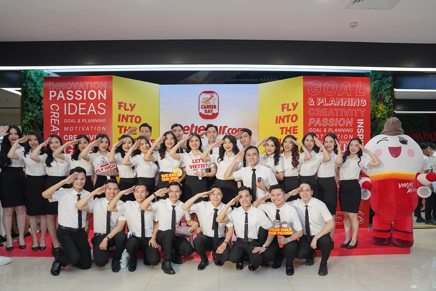 Vietjet chắp cánh ước mơ bay cho các bạn trẻ với ngày hội tuyển dụng tiếp viên hàng không tháng 10 - 2