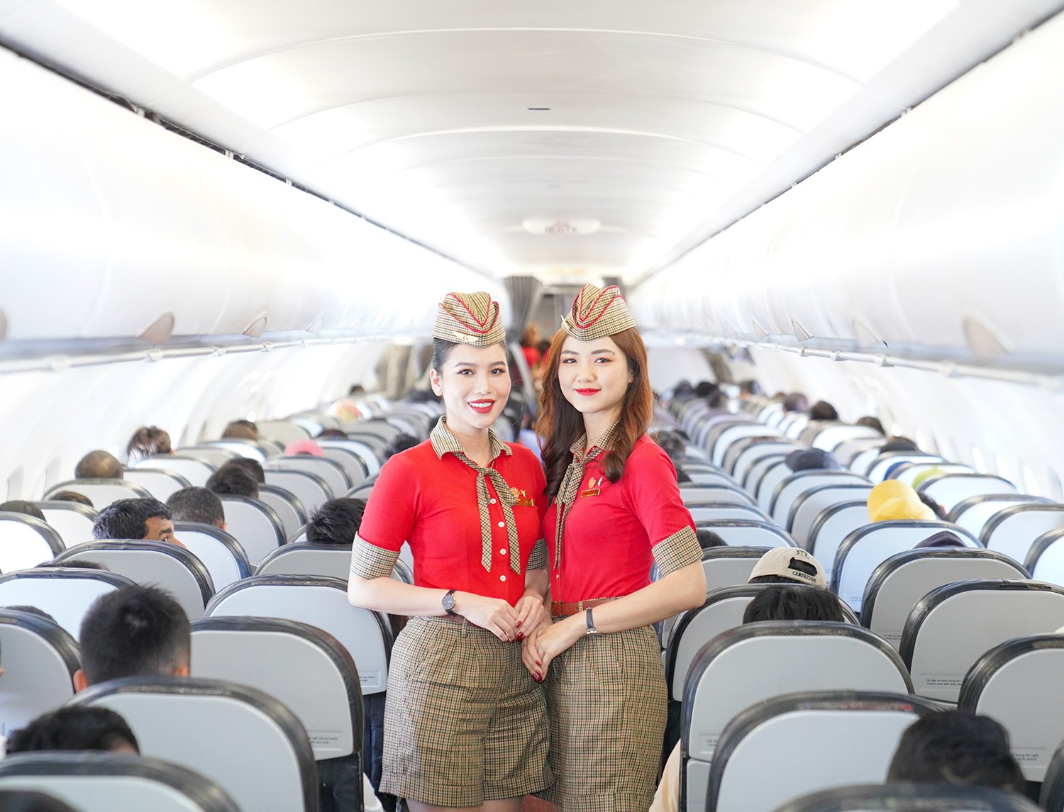 Vietjet chắp cánh ước mơ bay cho các bạn trẻ với ngày hội tuyển dụng tiếp viên hàng không tháng 10 - 6