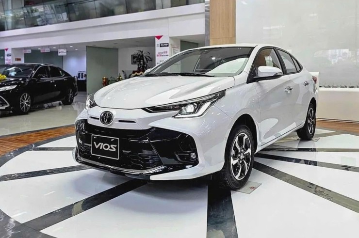 1. Toyota Vios 2024 là mẫu sedan hạng B, có giá đề xuất thấp nhất từ 458 triệu đồng. Xe có ngoại thất trẻ trung, cá tính, khỏe khoắn và thanh lịch. Nội thất xe mang lại trải nghiệm thú vị và cảm giác lái hứng khởi. Động cơ xe loại 2NR-FE 1.5L, mang lại hiệu suất vận hành linh hoạt ở nhiều điều kiện đường đi khác nhau. Trên xe có nhiều tính năng an toàn cần thiết kiểm soát lực kéo, hệ thống phân phối lực phanh, hệ thống hỗ trợ khởi hành ngang dốc, hệ thống chống bó cứng phanh ABS, 7 túi khí giúp đảm bảo an toàn tối đa cho người lái và hành khách trên xe.