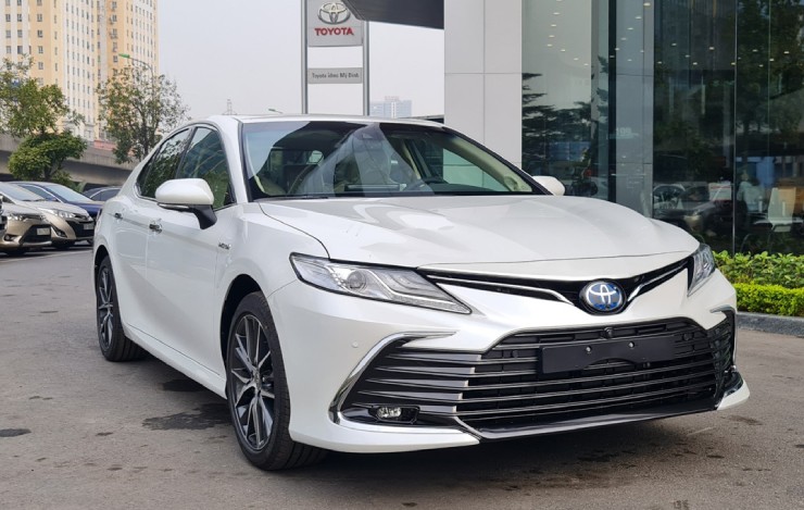 2. Toyota Camry 2024 là dòng sedan hạng sang được nhập khẩu về Việt Nam từ Thái Lan. Mẫu xe này có giá niêm yết thấp nhất từ 1,105 tỷ đồng. Thiết kế ngoại thất xe sắc nét, sang chảnh, trong khi không gian nội thất sang trọng và có nhiều công nghệ hiện đại, đẳng cấp. Động cơ xe mạnh mẽ và có tùy chọn động cơ Hybrid đem lại khả năng siêu tiết kiệm xăng với mức tiêu thụ trung bình chỉ 4,4 lít/100 km.