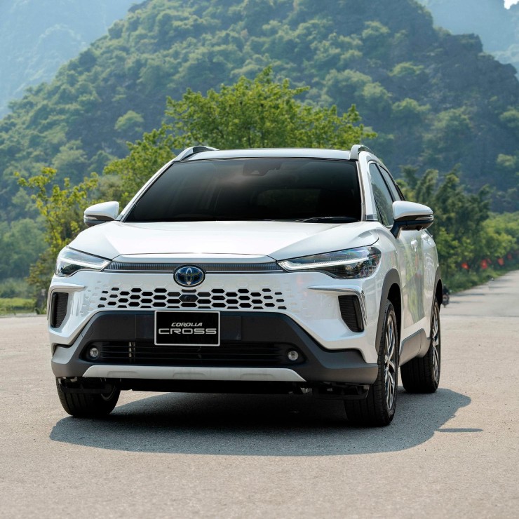 5. Toyota Corolla Cross 2024 là dòng SUV nhập khẩu từ Thái Lan, giá niêm yết thấp nhất từ 820 triệu đồng. Diện mạo xe thời thượng, trẻ trung và thể thao. Khoảng sáng gầm cao, động cơ mạnh mẽ và có tùy chọn phiên bản Hybrid siêu tiết kiệm xăng với mức tiêu thụ chỉ 4,05L/100 km. Xe có khoang nội thất tinh giản mà vẫn rất thực tiến, khoang hành lý rộng 440 lít thoải mái để đồ cho chuyến đi chơi của cả gia đình.