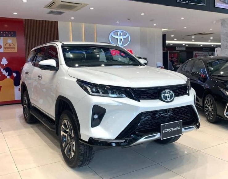 6. Toyota Fortuner 2024 là dòng SUV có khả năng chạy đa địa hình cực tốt. Xe có giá niêm yết thấp nhất tại thị trường Việt Nam từ 1,055 tỷ đồng. Ngoại thất xe mạnh mẽ đầy cá tính, đậm chất thể thao. Không gian nội thất hiện đại nhiều tính năng đem lại sự thoải mái. Động cơ xe mạnh mẽ nhất phân khúc với dung tích 2.8L đạt công suất tối đa 201 mã lực và mô-men xoắn cực đại 500 Nm.