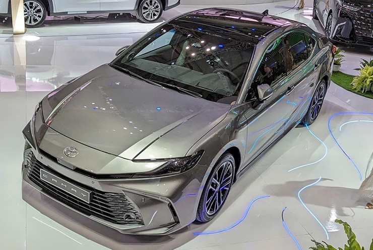 Toyota Việt Nam ra mắt sedan “quốc dân” Camry hoàn toàn mới - 1