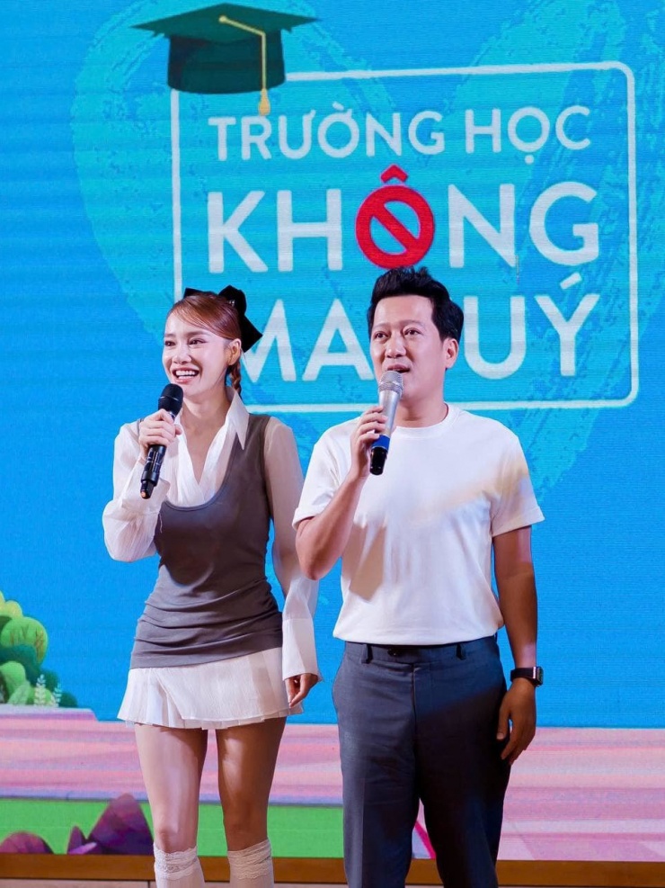 Tham gia một hoạt động khác trong khuôn khổ cuộc thi này, cặp sao đều chọn bảng màu trung tính.