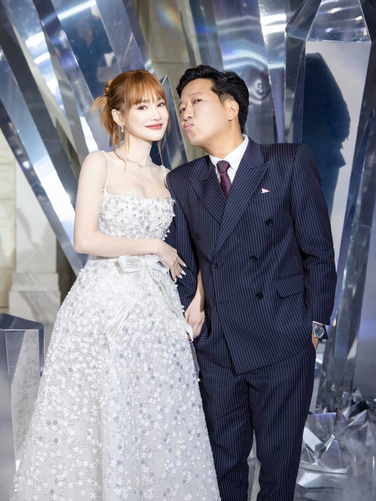 Dự show thời trang cưới của NTK Chung Thanh Phong, Trường Giang chọn bộ suit lịch lãm để tương xứng "công chúa" Nhã Phương.