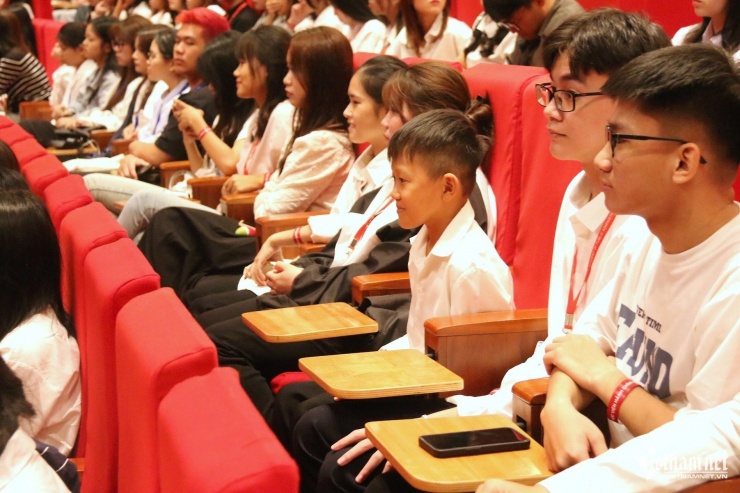 Tân sinh viên "tí hon" Nguyễn Công Bách tại lễ khai giảng năm học 2024-2025 của Học viện Hành chính Quốc gia. Ảnh: Thanh Hùng.&nbsp;