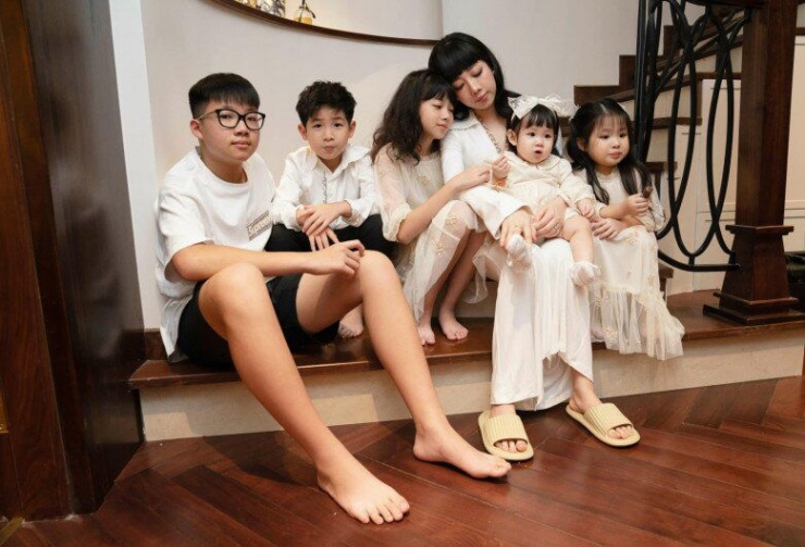 Làm mẹ của 7 người con, Cún Bông vẫn
giữ được năng lượng tích cực cùng vẻ ngoài rạng rỡ. 