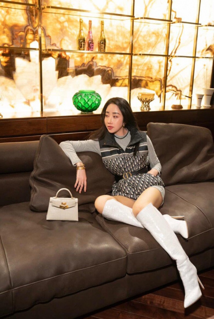 Niềm đam mê mặc đẹp của bà mẹ 7 con
vẫn chưa bao giờ bị dập tắt khi cô luôn tục khoe dáng trong những
bản phối xa xỉ và quyến rũ. 