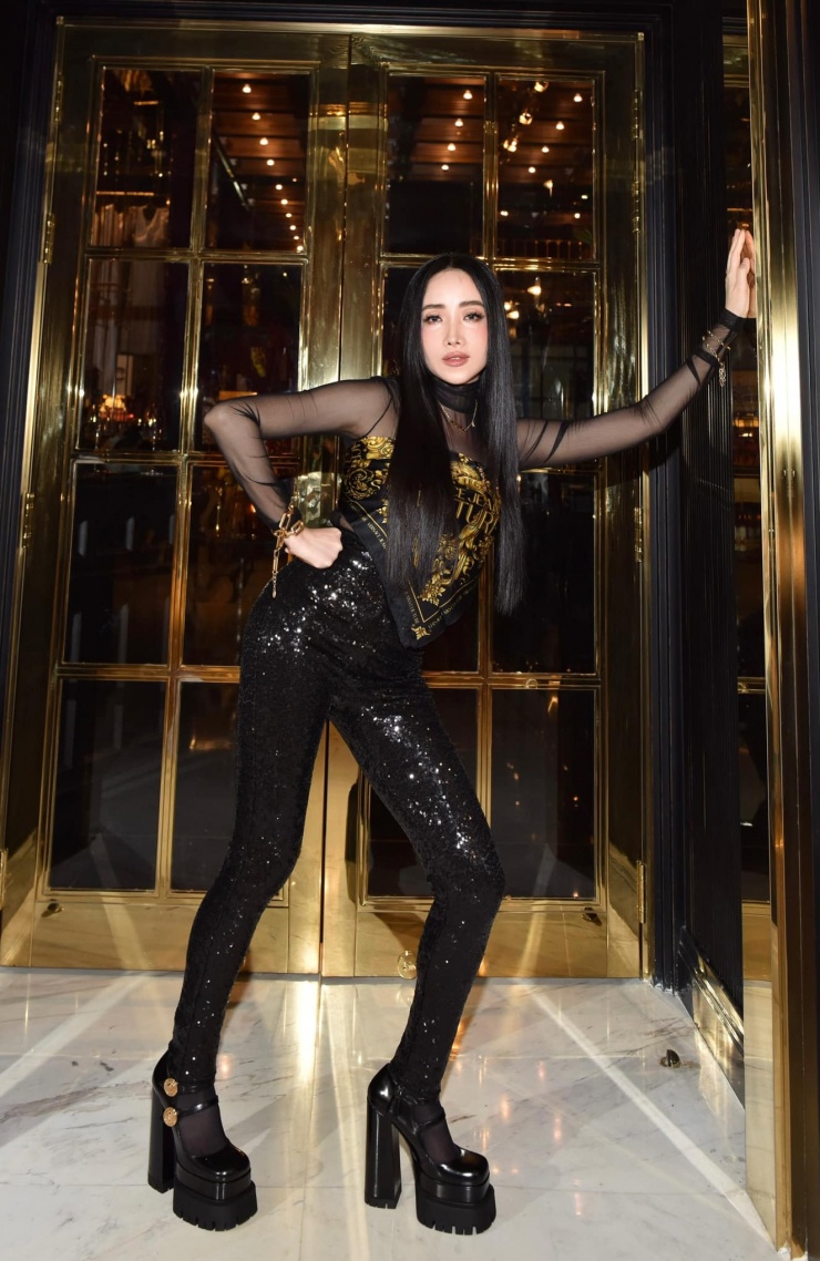 Bên cạnh các thiết kế đắt đỏ, Cún
Bông còn yêu thích các trang phục mang tính ứng dụng cao, giúp cô
dễ dàng di chuyển trong công việc và chăm sóc con cái. Dù đã trải
qua nhiều lần sinh nở, cô vẫn giữ được vóc dáng cân đối và tiếp tục
là nguồn cảm hứng cho các bà mẹ về cả phong cách sống và thời
trang. 