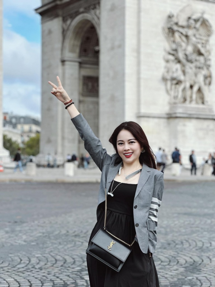 Bất cứ khi nào xuất hiện trước công
chúng, cô đều khiến người hâm mộ trầm trồ vì phong thái đĩnh đạc
nhưng vẫn rất gần gũi. 