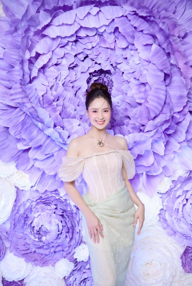 Hồng Diễm ngày càng xinh đẹp, rạng rỡ
dù đã bước vào độ tuổi 40. 