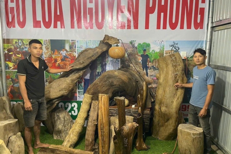 Nguyễn Quốc Phong và Ngô Lê Hoàng Phong cùng tang vật. Ảnh: CACC